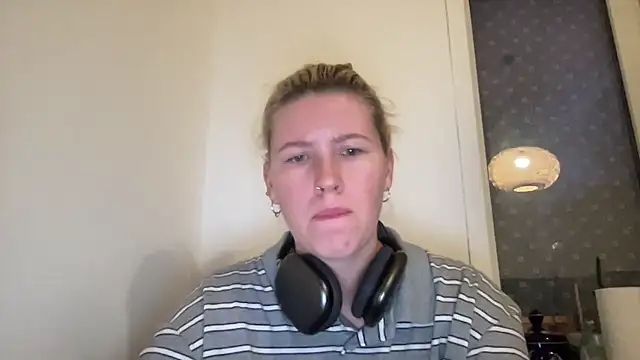 Snapshot of moonamii chatting on December 21, 1:42 pm moonamii online show from December 21, 1:42 pm