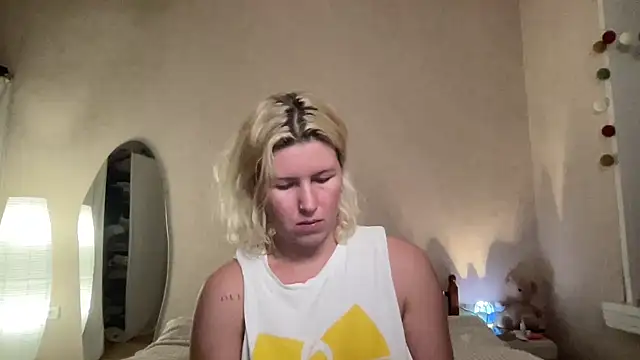 Snapshot of moonamii chatting on December 23, 4:06 pm moonamii online show from December 23, 4:06 pm