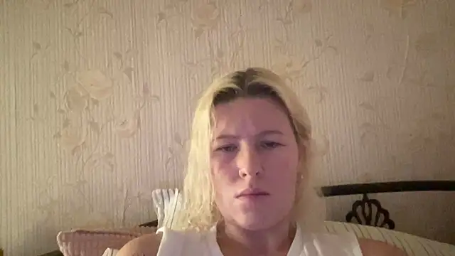 Snapshot of moonamii chatting on December 24, 6:28 pm moonamii online show from December 24, 6:28 pm