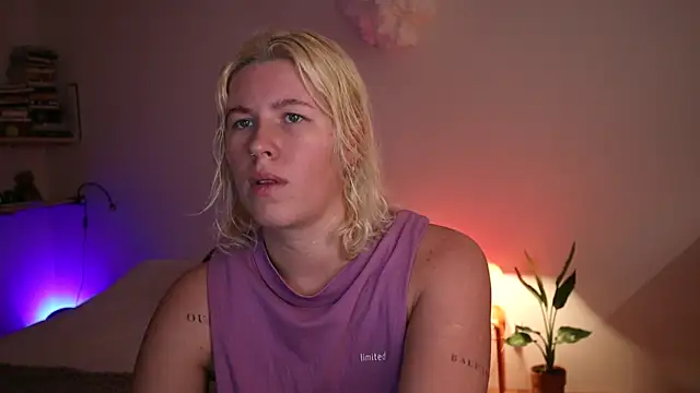 Snapshot of moonamii chatting on January 9, 6:26 pm moonamii online show from January 9, 6:26 pm