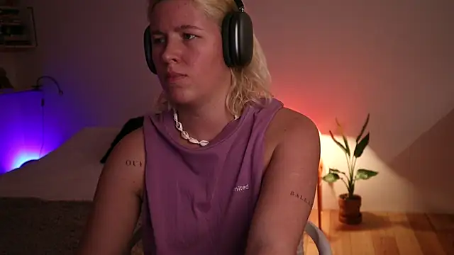 Snapshot of moonamii chatting on January 9, 9:26 pm moonamii online show from January 9, 9:26 pm