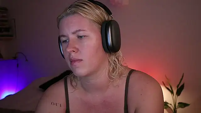 Snapshot of moonamii chatting on January 10, 4:30 pm moonamii online show from January 10, 4:30 pm