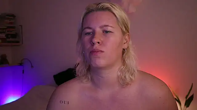 Snapshot of moonamii chatting on January 15, 1:31 pm moonamii online show from January 15, 1:31 pm