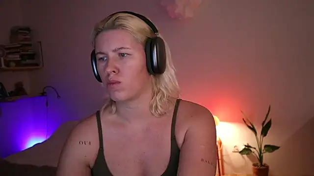 Snapshot of moonamii chatting on January 15, 4:32 pm moonamii online show from January 15, 4:32 pm