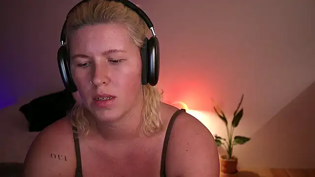 Snapshot of moonamii chatting on January 16, 8:46 pm moonamii online show from January 16, 8:46 pm