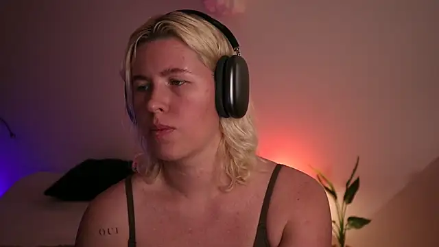 Snapshot of moonamii chatting on January 22, 6:52 pm moonamii online show from January 22, 6:52 pm