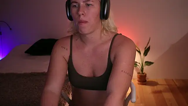 Snapshot of moonamii chatting on January 22, 9:54 pm moonamii online show from January 22, 9:54 pm