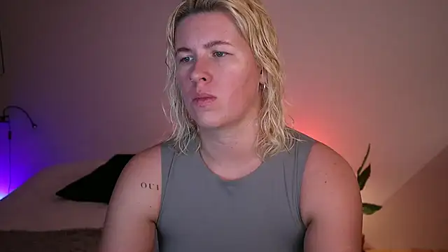 Snapshot of moonamii chatting on January 23, 3:22 pm moonamii online show from January 23, 3:22 pm