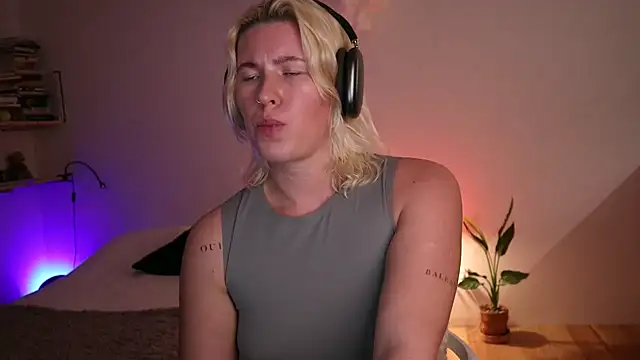 Snapshot of moonamii chatting on January 23, 6:24 pm moonamii online show from January 23, 6:24 pm