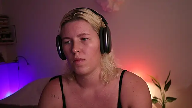 Snapshot of moonamii chatting on January 27, 4:11 pm moonamii online show from January 27, 4:11 pm