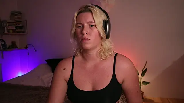 Snapshot of moonamii chatting on January 28, 6:49 pm moonamii online show from January 28, 6:49 pm