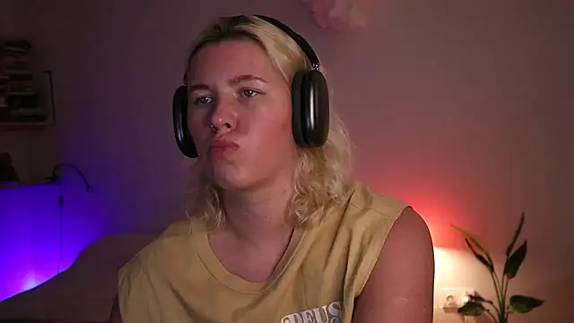 Snapshot of moonamii chatting on January 30, 5:17 pm moonamii online show from January 30, 5:17 pm