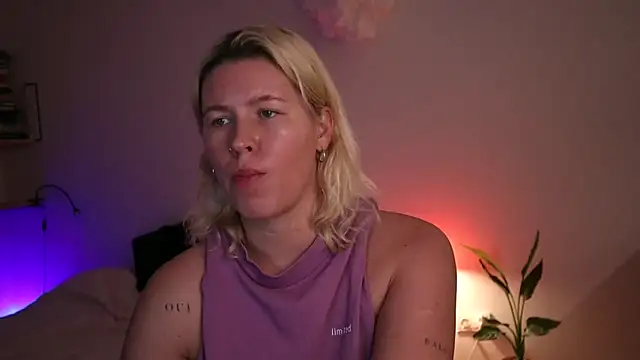 Snapshot of moonamii chatting on February 13, 5:01 pm moonamii online show from February 13, 5:01 pm