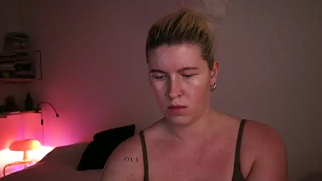 Snapshot of moonamii chatting on February 18, 7:52 pm moonamii online show from February 18, 7:52 pm