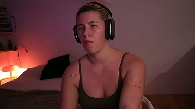 Snapshot of moonamii chatting on February 19, 2:44 pm moonamii online show from February 19, 2:44 pm