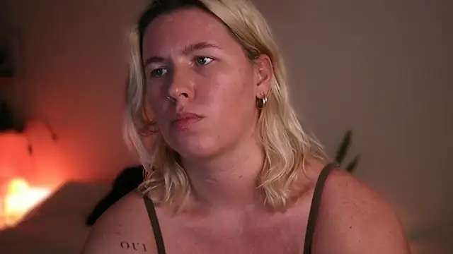 Snapshot of moonamii chatting on February 21, 10:48 pm moonamii online show from February 21, 10:48 pm