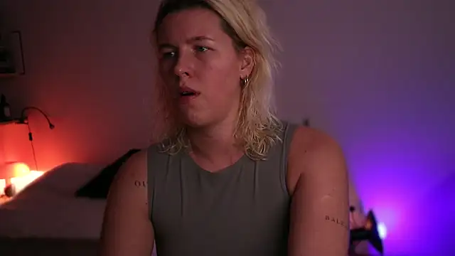 Snapshot of moonamii chatting on February 24, 5:53 pm moonamii online show from February 24, 5:53 pm