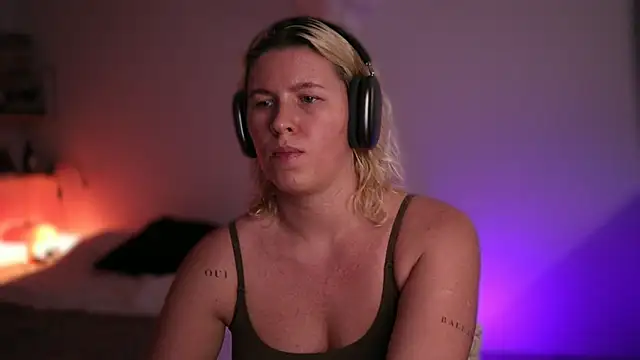 Snapshot of moonamii chatting on February 27, 7:15 pm moonamii online show from February 27, 7:15 pm