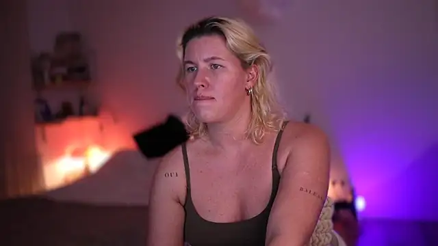 Snapshot of moonamii chatting on February 28, 7:03 pm moonamii online show from February 28, 7:03 pm