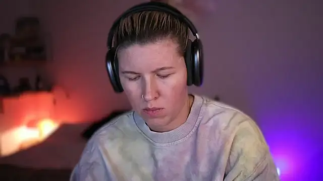 Snapshot of moonamii chatting on March 4, 6:39 pm moonamii online show from March 4, 6:39 pm