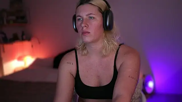 Snapshot of moonamii chatting on March 5, 6:56 pm moonamii online show from March 5, 6:56 pm