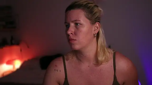 Snapshot of moonamii chatting on March 14, 7:01 pm moonamii online show from March 14, 7:01 pm