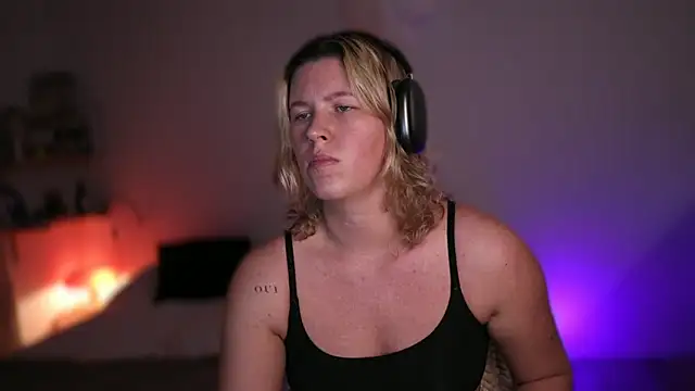 Snapshot of moonamii chatting on March 18, 6:04 pm moonamii online show from March 18, 6:04 pm