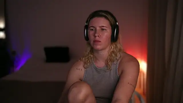 Snapshot of moonamii chatting on September 15, 4:40 pm moonamii online show from September 15, 4:40 pm