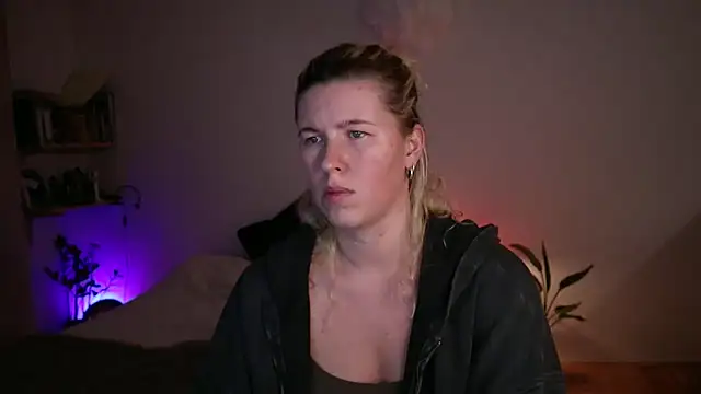 Snapshot of moonamii chatting on September 25, 5:49 pm moonamii online show from September 25, 5:49 pm