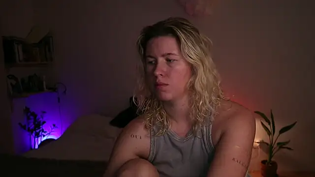 Snapshot of moonamii chatting on September 26, 4:22 pm moonamii online show from September 26, 4:22 pm