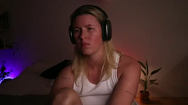 Snapshot of moonamii chatting on September 29, 7:40 pm moonamii online show from September 29, 7:40 pm