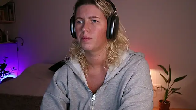 Snapshot of moonamii chatting on October 3, 5:21 pm moonamii online show from October 3, 5:21 pm