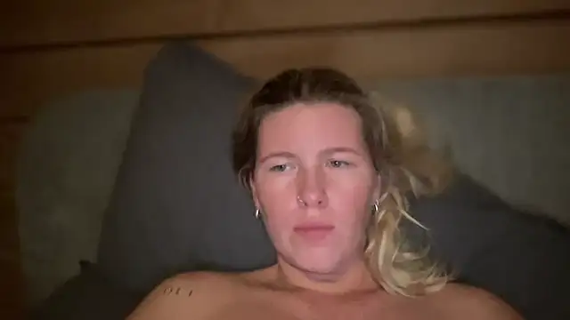 Snapshot of moonamii chatting on October 6, 11:46 pm moonamii online show from October 6, 11:46 pm