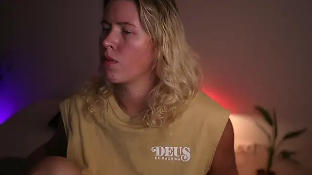 Snapshot of moonamii chatting on October 7, 7:33 pm moonamii online show from October 7, 7:33 pm