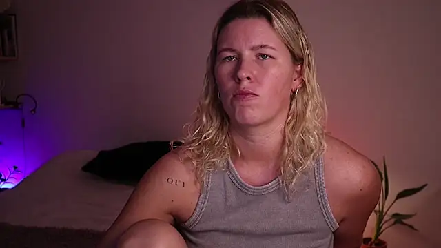 Snapshot of moonamii chatting on October 8, 4:37 pm moonamii online show from October 8, 4:37 pm