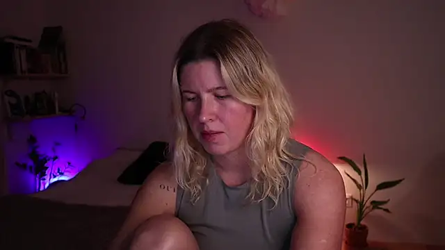 Snapshot of moonamii chatting on October 14, 6:20 pm moonamii online show from October 14, 6:20 pm