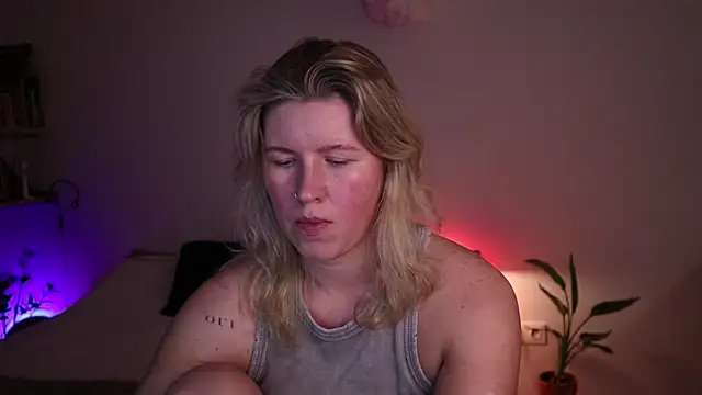 Snapshot of moonamii chatting on October 20, 4:29 pm moonamii online show from October 20, 4:29 pm