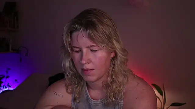 Snapshot of moonamii chatting on October 21, 5:13 pm moonamii online show from October 21, 5:13 pm