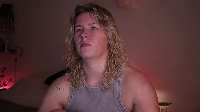 Snapshot of moonamii chatting on October 23, 8:40 pm moonamii online show from October 23, 8:40 pm