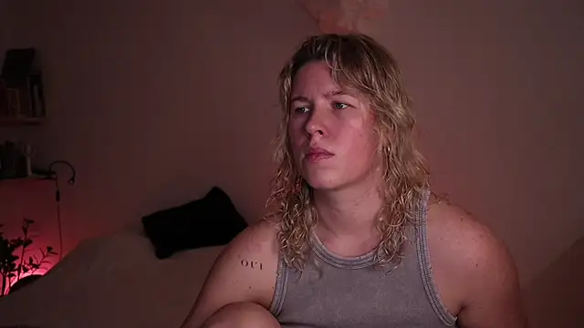 Snapshot of moonamii chatting on October 24, 2:35 pm moonamii online show from October 24, 2:35 pm