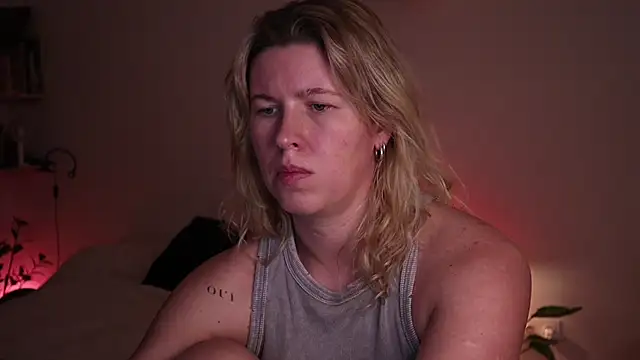 Snapshot of moonamii chatting on October 27, 6:23 pm moonamii online show from October 27, 6:23 pm