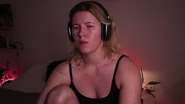 Snapshot of moonamii chatting on October 29, 12:40 pm moonamii online show from October 29, 12:40 pm