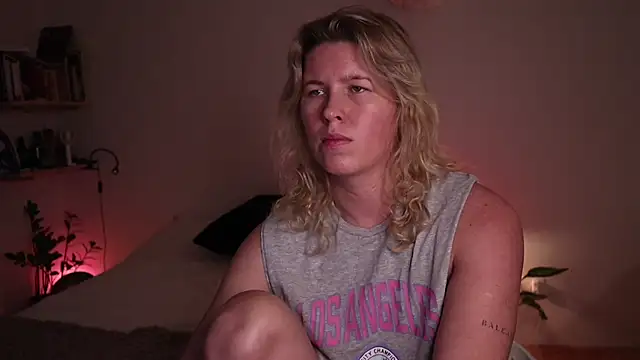 Snapshot of moonamii chatting on October 31, 6:42 pm moonamii online show from October 31, 6:42 pm