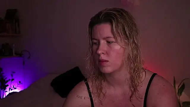 Snapshot of moonamii chatting on November 6, 6:09 pm moonamii online show from November 6, 6:09 pm