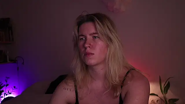 Snapshot of moonamii chatting on November 8, 8:18 pm moonamii online show from November 8, 8:18 pm