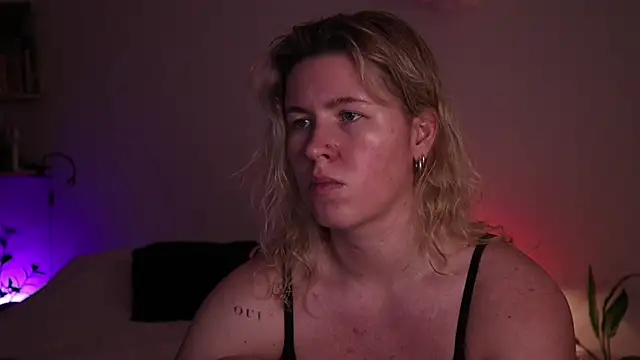 Snapshot of moonamii chatting on November 11, 4:18 pm moonamii online show from November 11, 4:18 pm