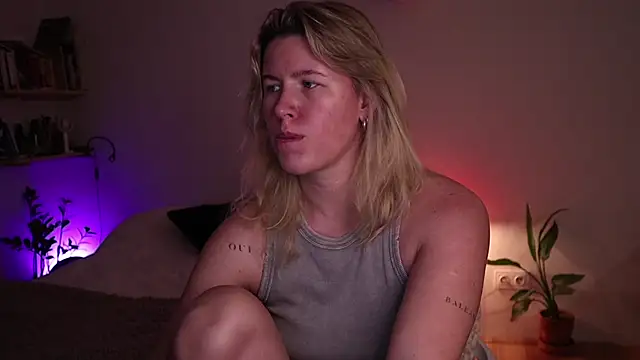 Snapshot of moonamii chatting on November 12, 7:24 pm moonamii online show from November 12, 7:24 pm