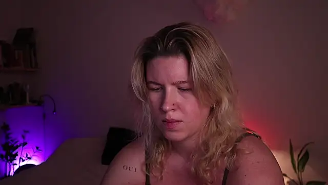 Snapshot of moonamii chatting on November 15, 5:42 pm moonamii online show from November 15, 5:42 pm