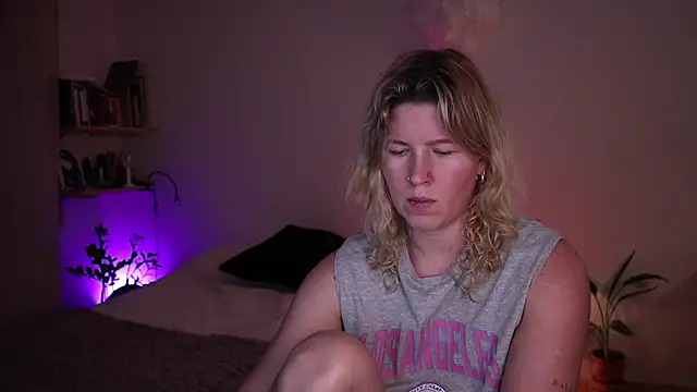 Snapshot of moonamii chatting on December 3, 8:29 pm moonamii online show from December 3, 8:29 pm