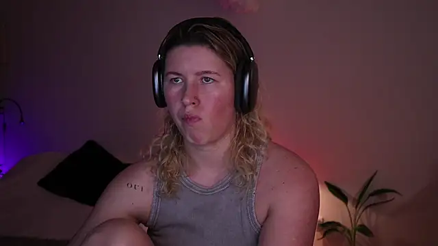 Snapshot of moonamii chatting on December 4, 6:05 pm moonamii online show from December 4, 6:05 pm